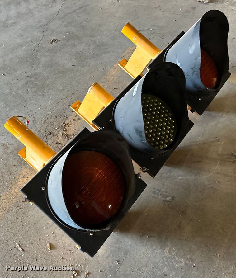 image for item OM9432 (3) traffic signals