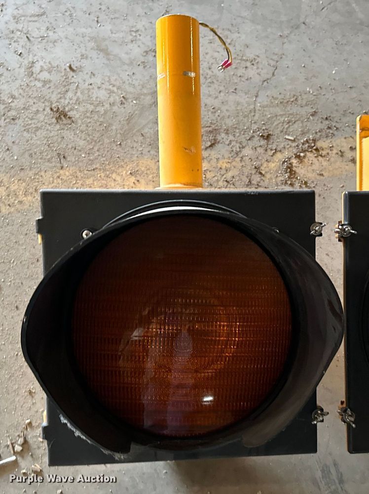 image for item OM9432 (3) traffic signals
