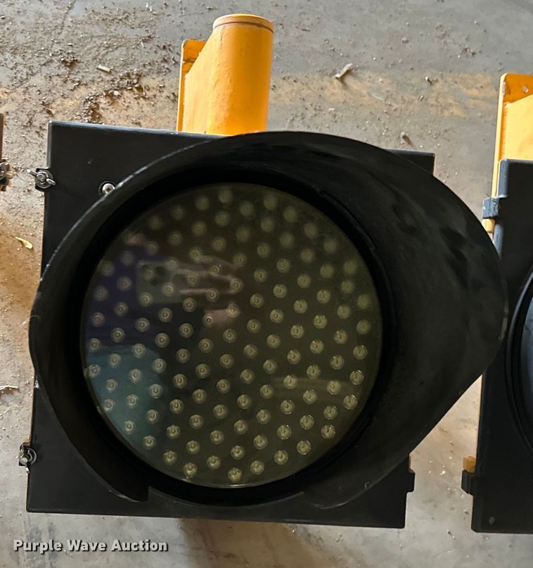 image for item OM9432 (3) traffic signals