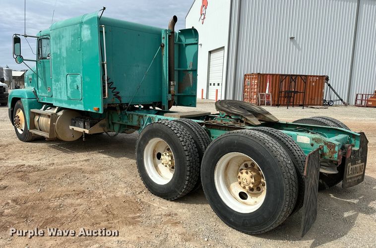 image for item OM9938 1992 Freightliner  FLD120 semi truck