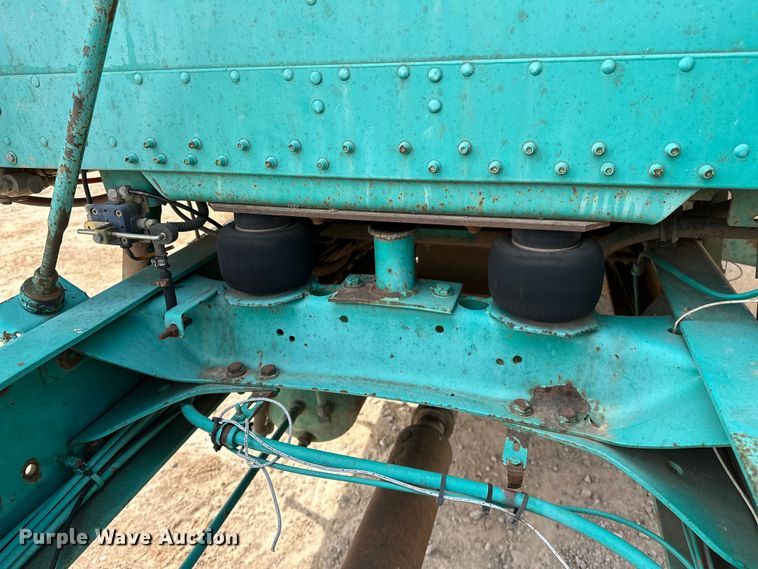 image for item OM9938 1992 Freightliner  FLD120 semi truck