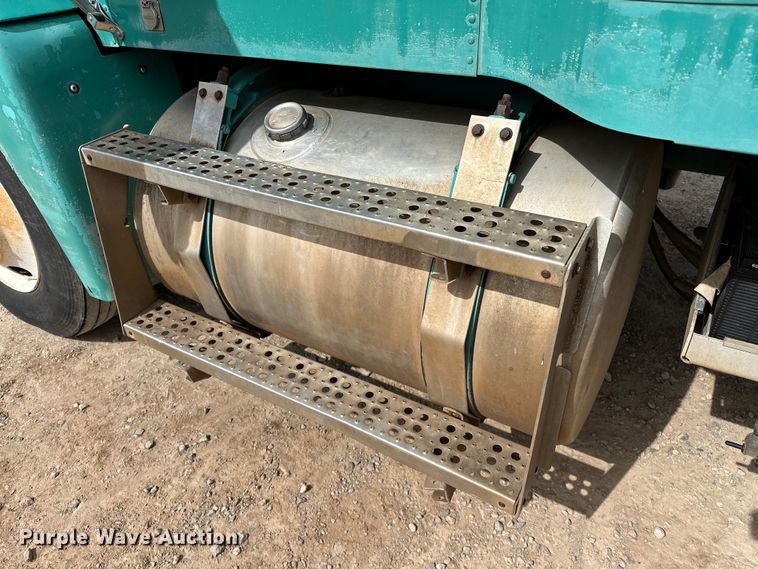 image for item OM9938 1992 Freightliner  FLD120 semi truck