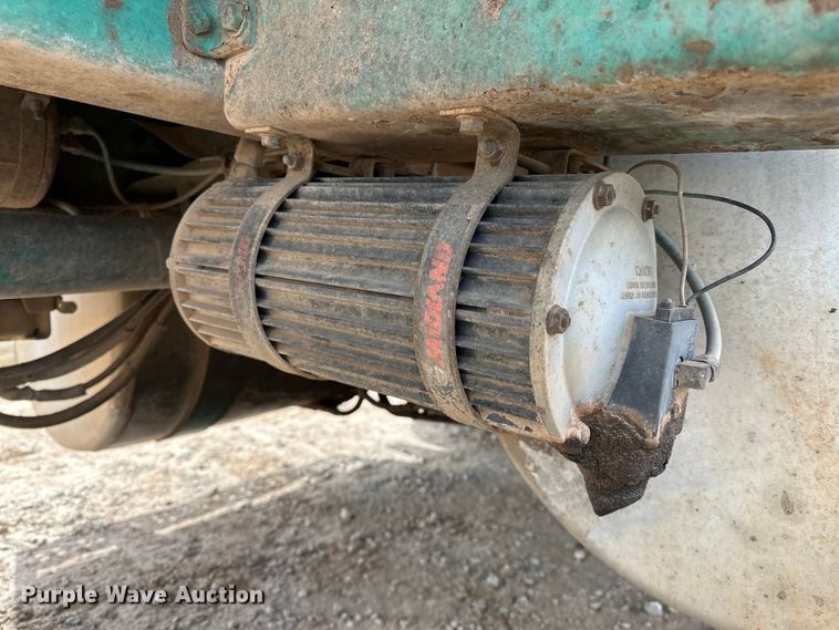 image for item OM9938 1992 Freightliner  FLD120 semi truck