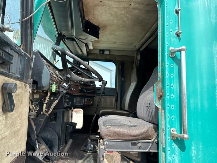 image for item OM9938 1992 Freightliner  FLD120 semi truck