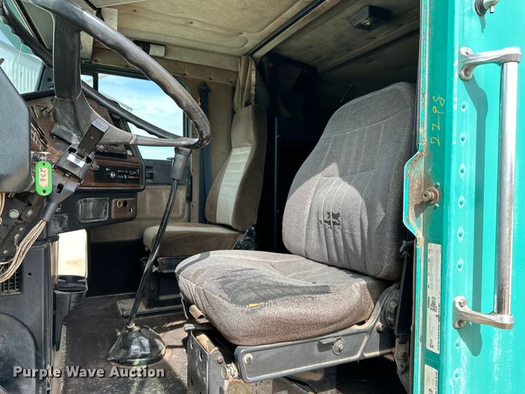 image for item OM9938 1992 Freightliner  FLD120 semi truck