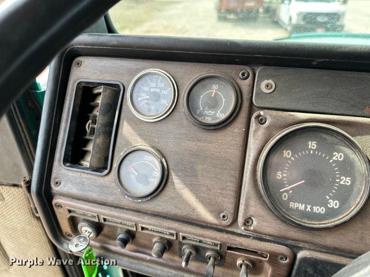 image for item OM9938 1992 Freightliner  FLD120 semi truck