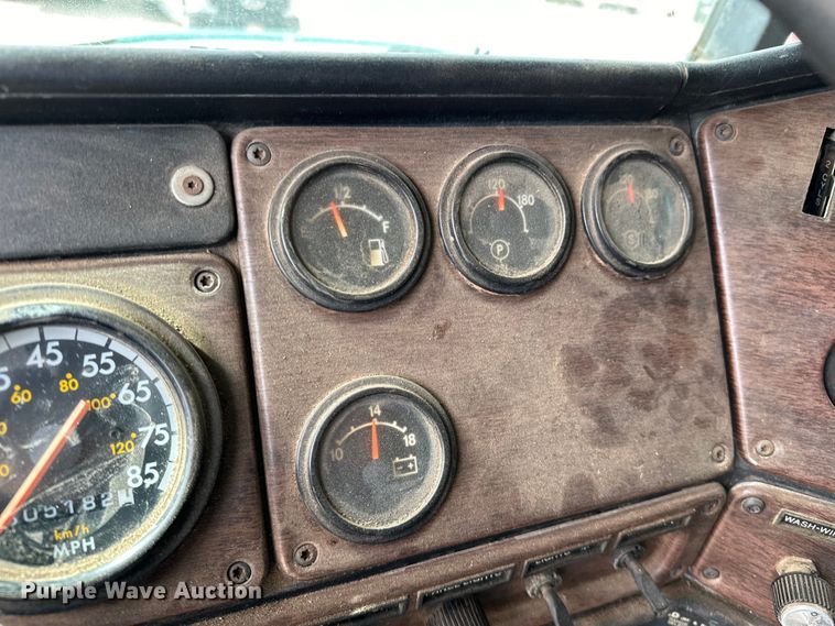 image for item OM9938 1992 Freightliner  FLD120 semi truck