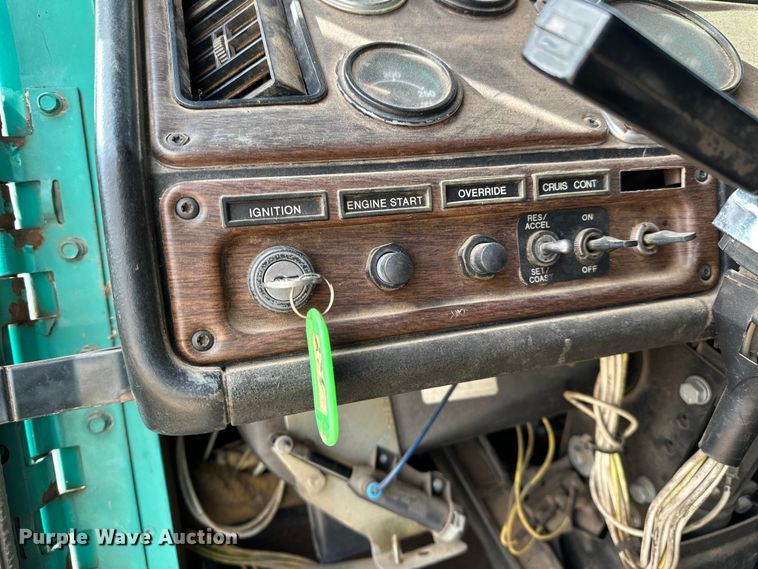 image for item OM9938 1992 Freightliner  FLD120 semi truck