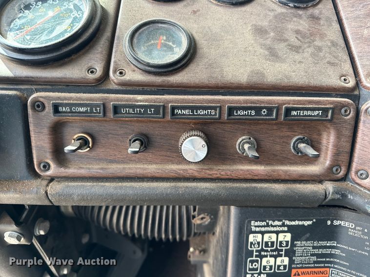 image for item OM9938 1992 Freightliner  FLD120 semi truck