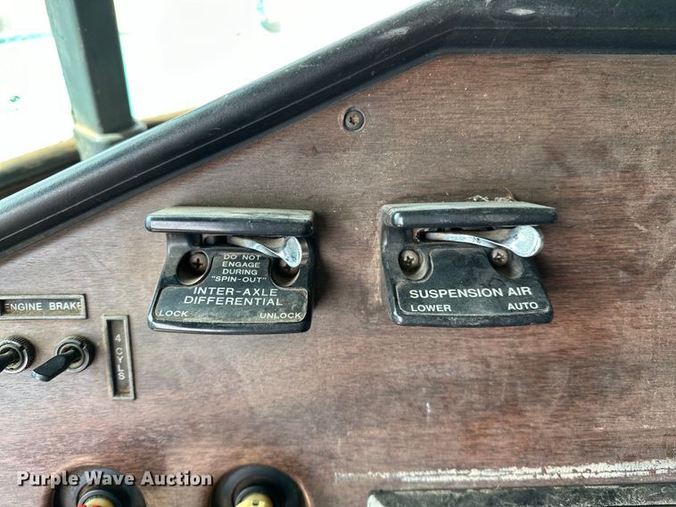 image for item OM9938 1992 Freightliner  FLD120 semi truck