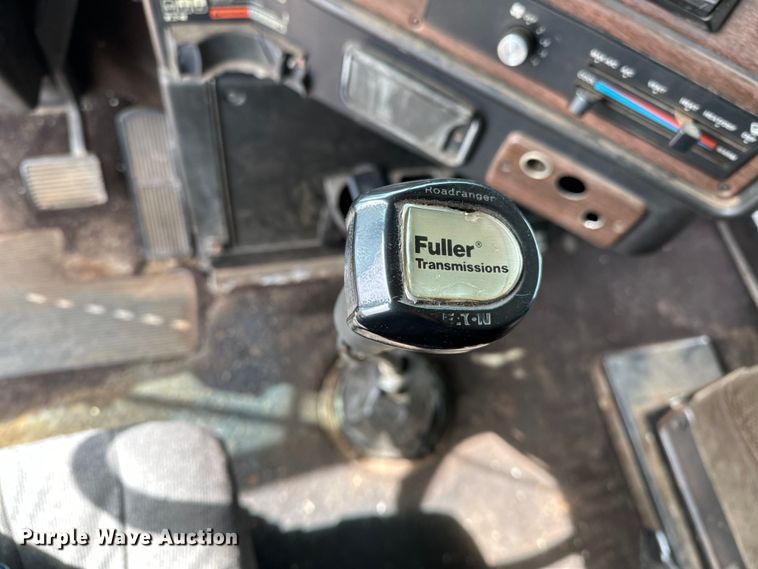 image for item OM9938 1992 Freightliner  FLD120 semi truck