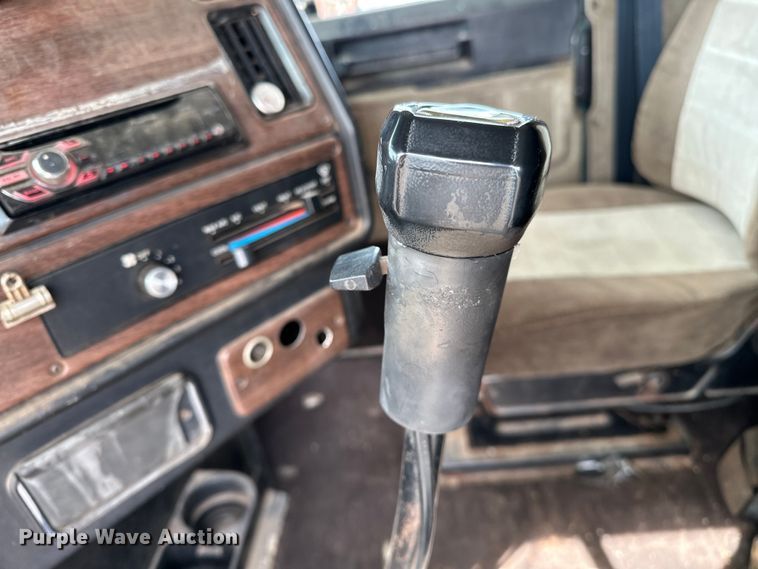 image for item OM9938 1992 Freightliner  FLD120 semi truck