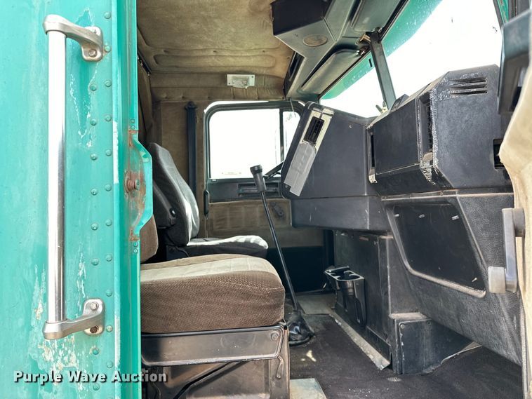 image for item OM9938 1992 Freightliner  FLD120 semi truck