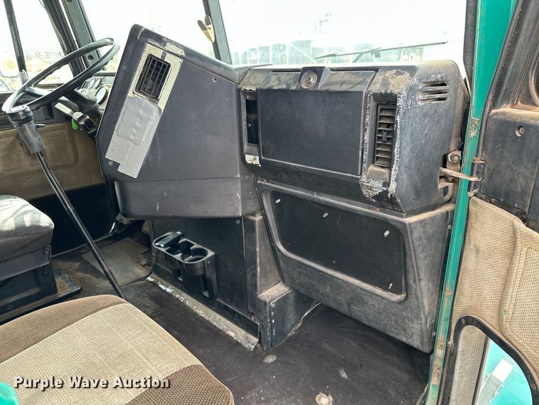 image for item OM9938 1992 Freightliner  FLD120 semi truck