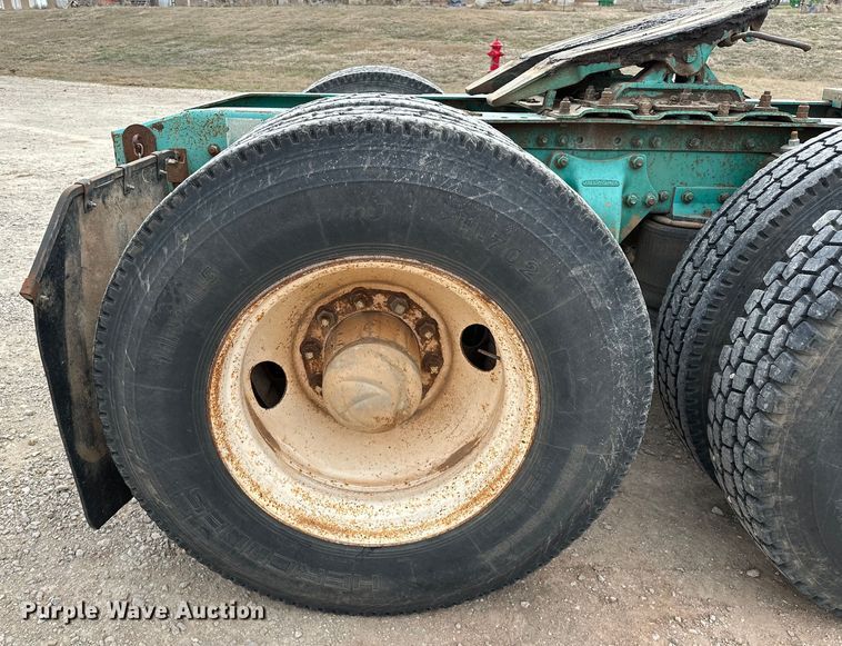 image for item OM9938 1992 Freightliner  FLD120 semi truck