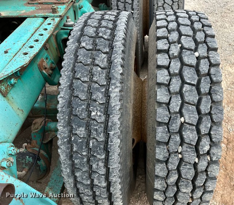 image for item OM9938 1992 Freightliner  FLD120 semi truck