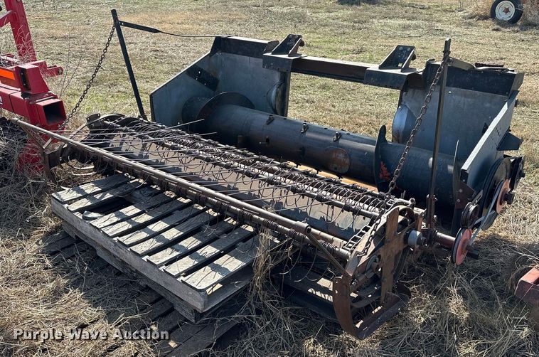 image for item OM9940 Gleaner  F2 pickup head
