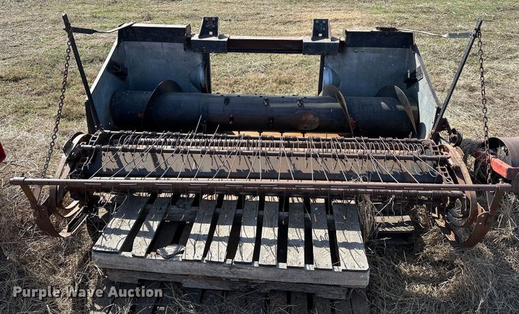 image for item OM9940 Gleaner  F2 pickup head