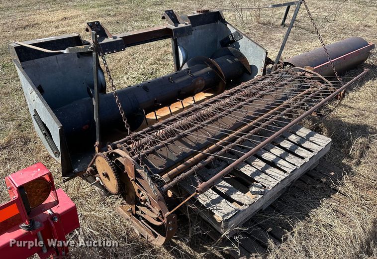image for item OM9940 Gleaner  F2 pickup head