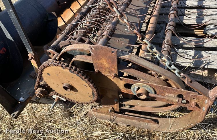 image for item OM9940 Gleaner  F2 pickup head