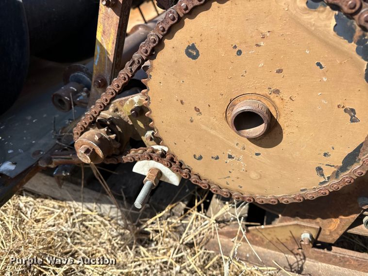 image for item OM9940 Gleaner  F2 pickup head