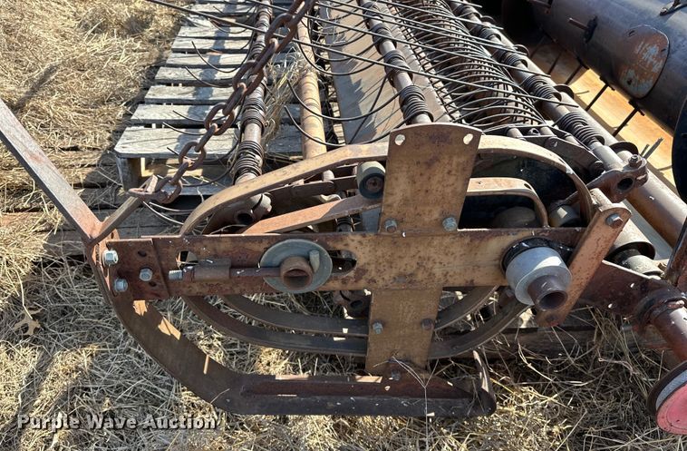 image for item OM9940 Gleaner  F2 pickup head