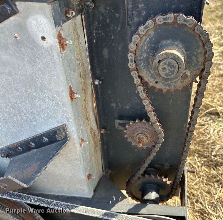 image for item OM9940 Gleaner  F2 pickup head