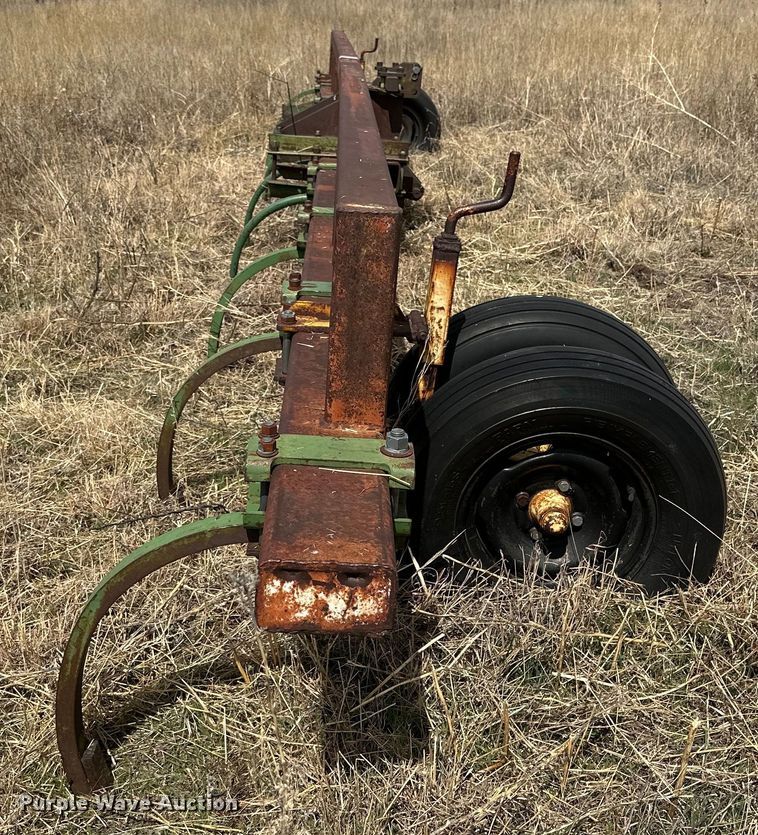 image for item DG4343 John Deere  chisel