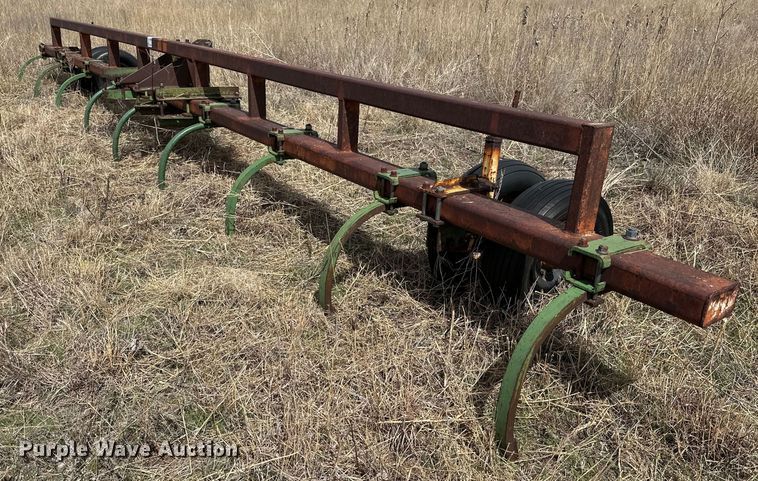 image for item DG4343 John Deere  chisel