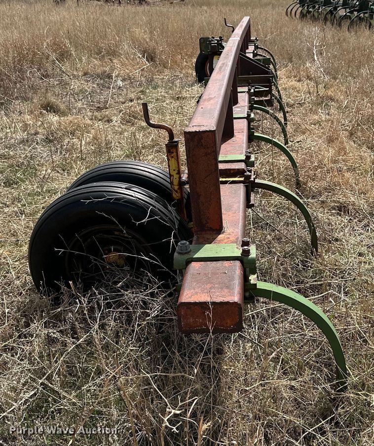 image for item DG4343 John Deere  chisel