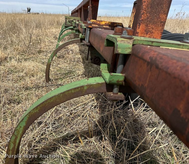 image for item DG4343 John Deere  chisel