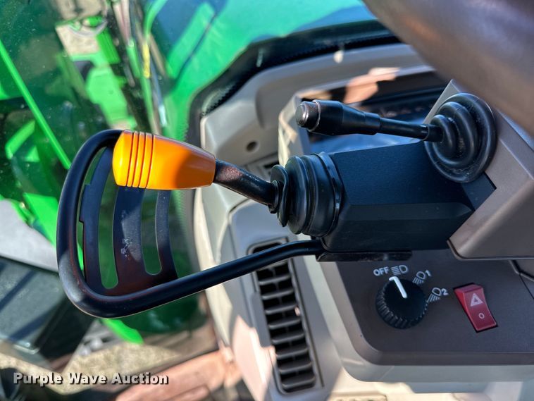 image for item DK6515 2003 John Deere 7220 MFWD tractor