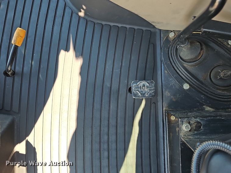 image for item DQ8644 2006 John Deere 5325 tractor