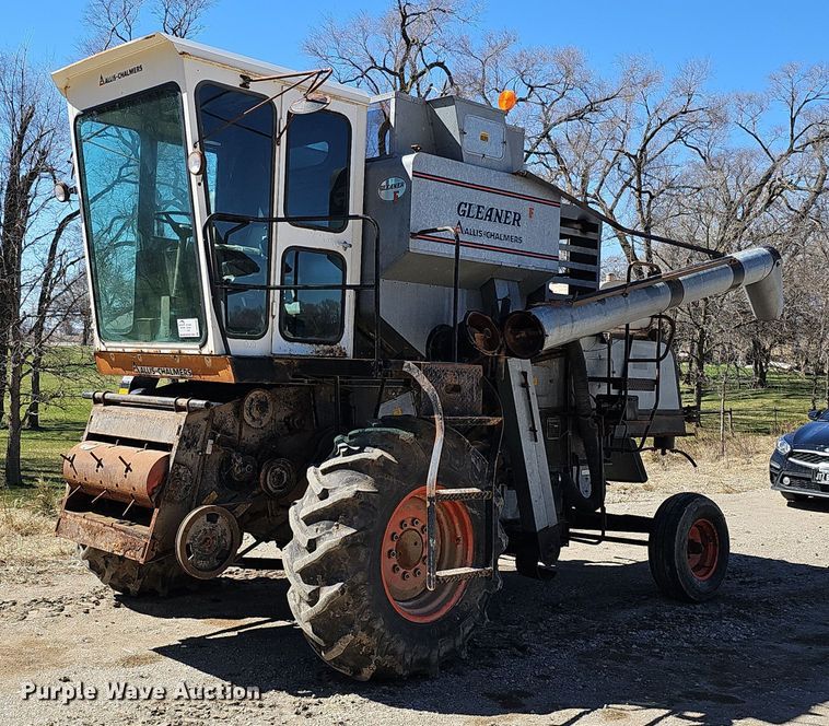 image for item DQ8685 Gleaner F combine