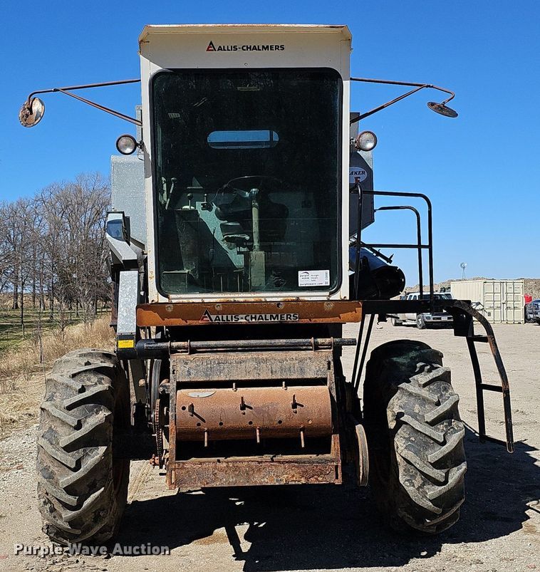 image for item DQ8685 Gleaner F combine