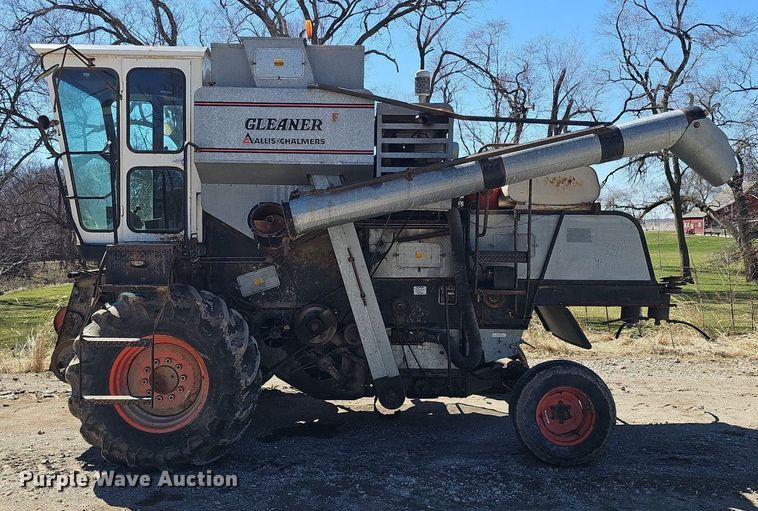 image for item DQ8685 Gleaner F combine