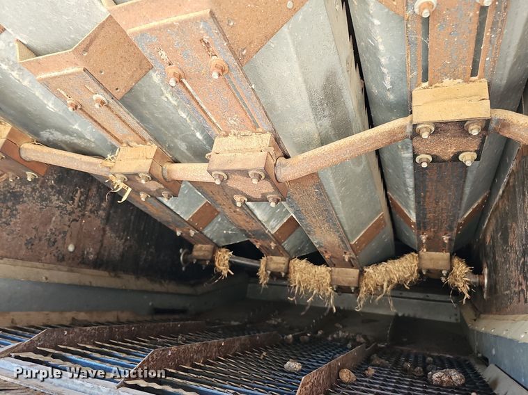 image for item DQ8685 Gleaner F combine