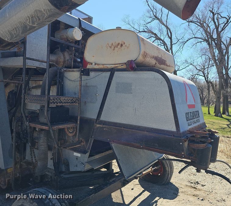 image for item DQ8685 Gleaner F combine
