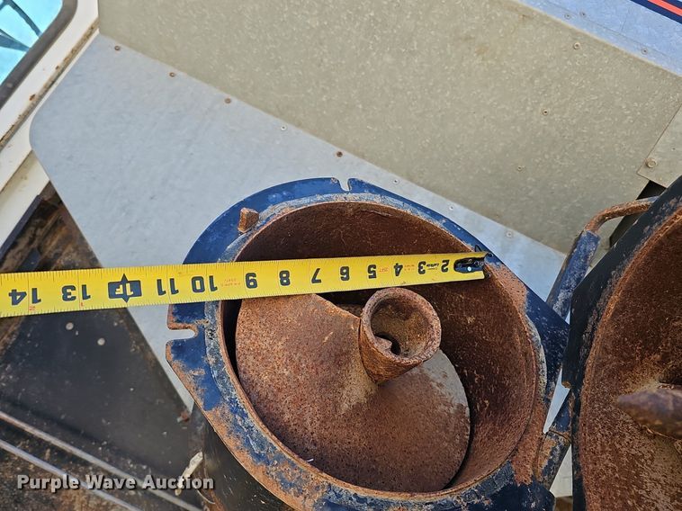 image for item DQ8685 Gleaner F combine