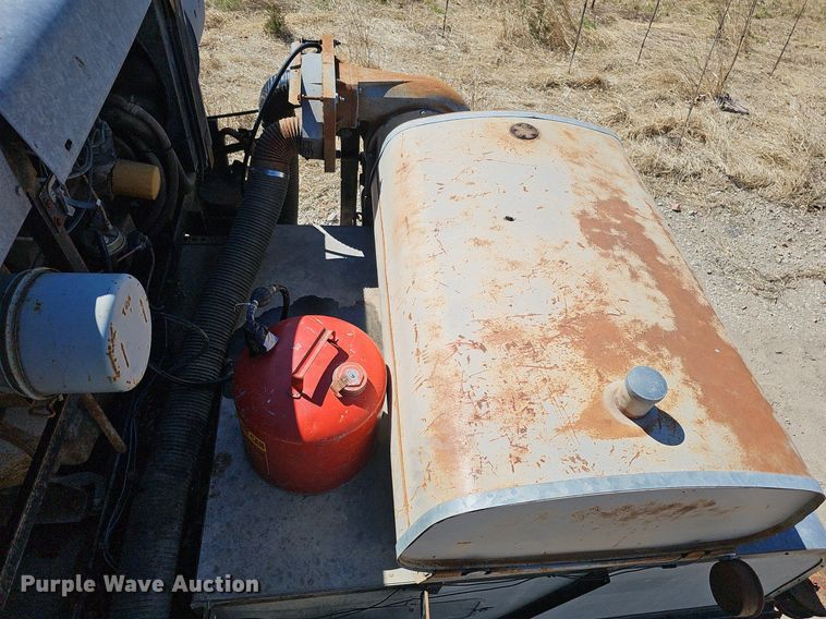 image for item DQ8685 Gleaner F combine