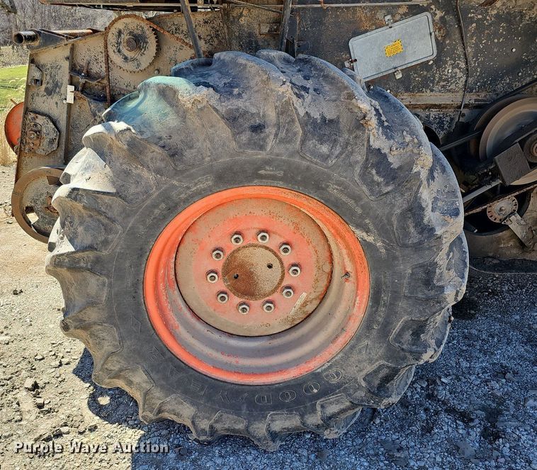 image for item DQ8685 Gleaner F combine