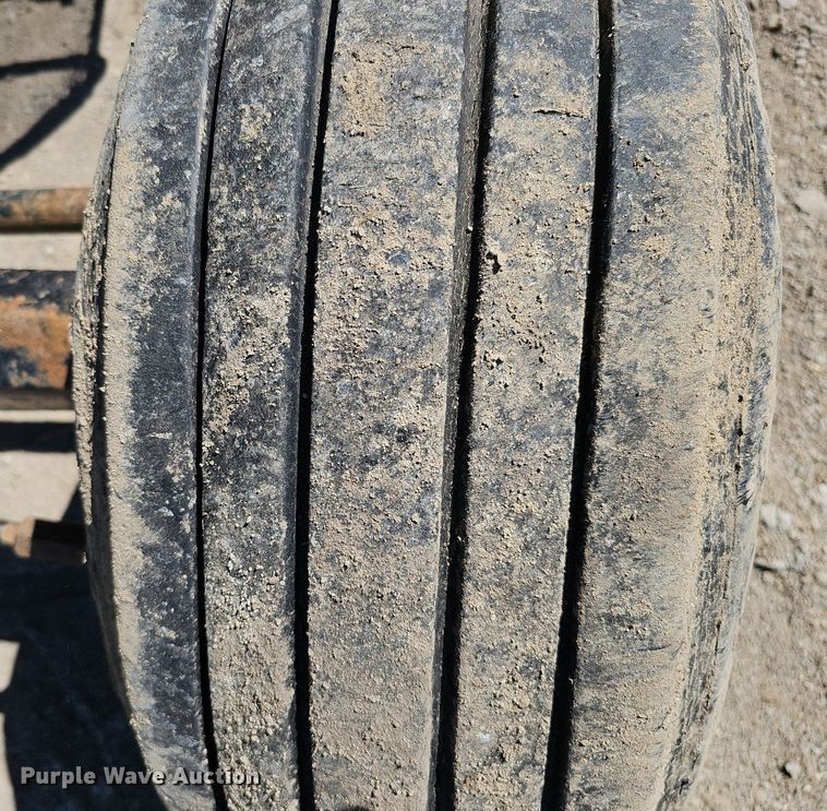 image for item DQ8685 Gleaner F combine