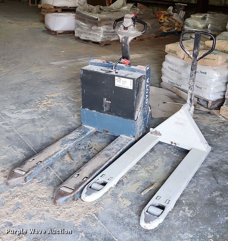 image for item DR7944 (2) pallet jacks