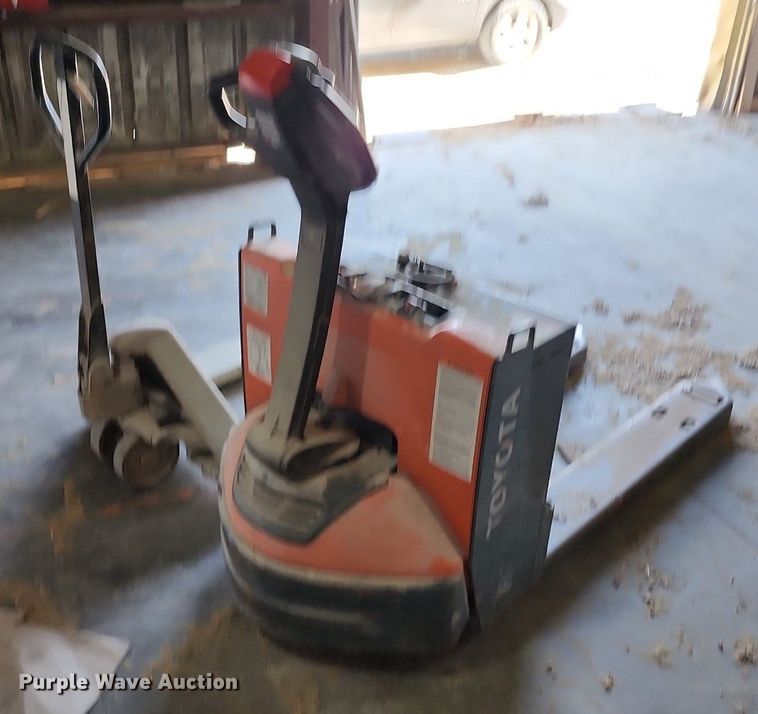 image for item DR7944 (2) pallet jacks
