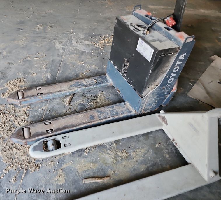 image for item DR7944 (2) pallet jacks