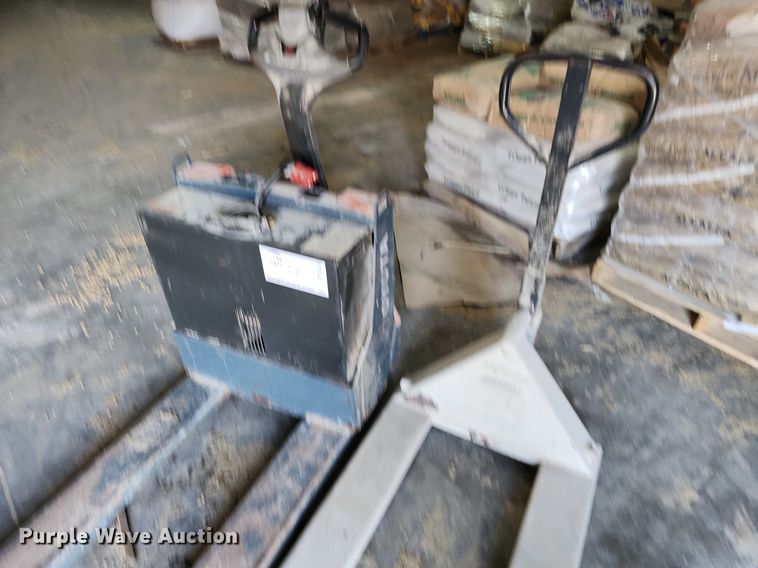 image for item DR7944 (2) pallet jacks