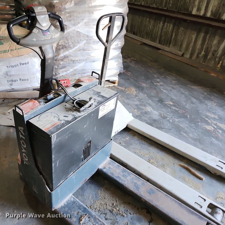 image for item DR7944 (2) pallet jacks