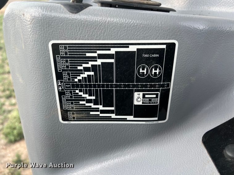 image for item DS2943 2015 Mahindra 7060 MFWD tractor