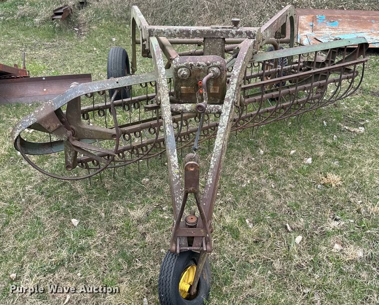 image for item EH5372 John Deere 858 hay rake