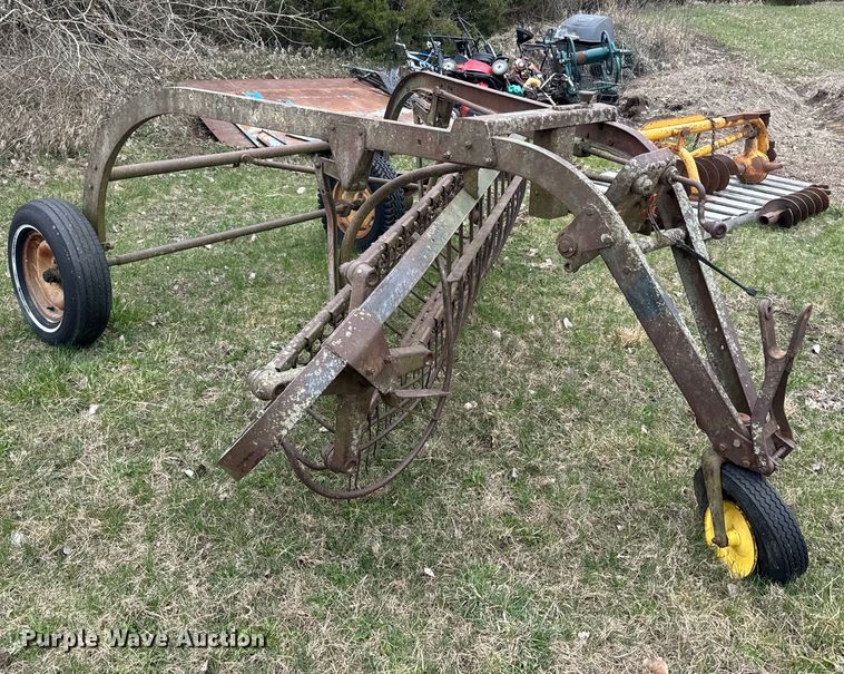 image for item EH5372 John Deere 858 hay rake
